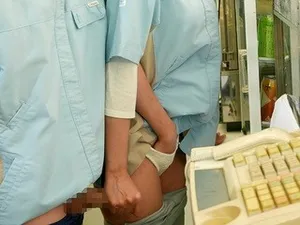 ông xã lén lút, vợ đi "ăn vụng" với cậu sinh viên làm thêm