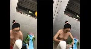 Quay lén nữ sinh nhà đối diện tắm