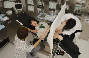Chồng yêu dẫn vợ đi khám phụ khoa gặp phải bác sĩ nam biến thái