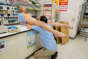 Anh tiền bối tống tình con gái ngổ ngáo của chủ cửa hàng tiện lợi