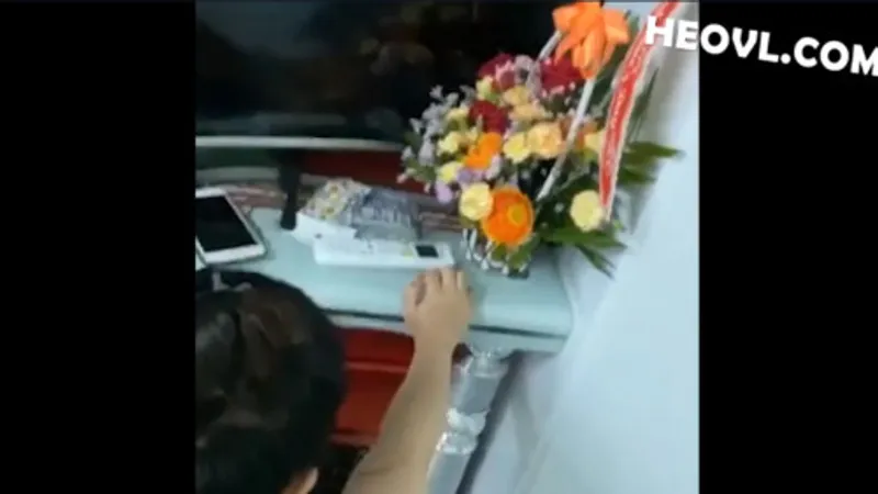 Không chịu đi tắm vì nứng quá cần đụ luôn !