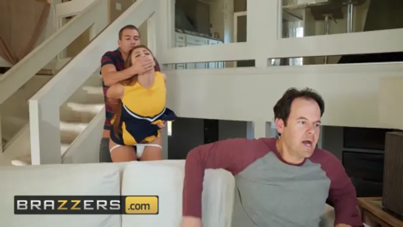 Con mèo nhỏ bị nhân tình mà không hay biết