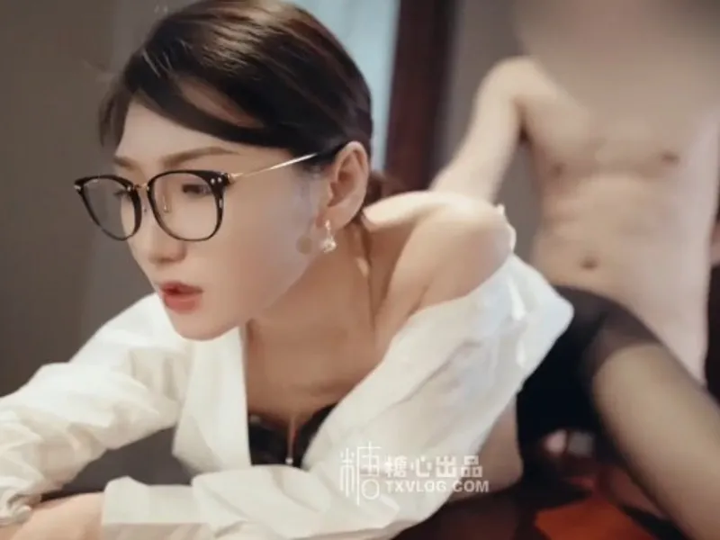 Vào phòng riêng được tiền bối nữ dâm đãng bú buồi cho