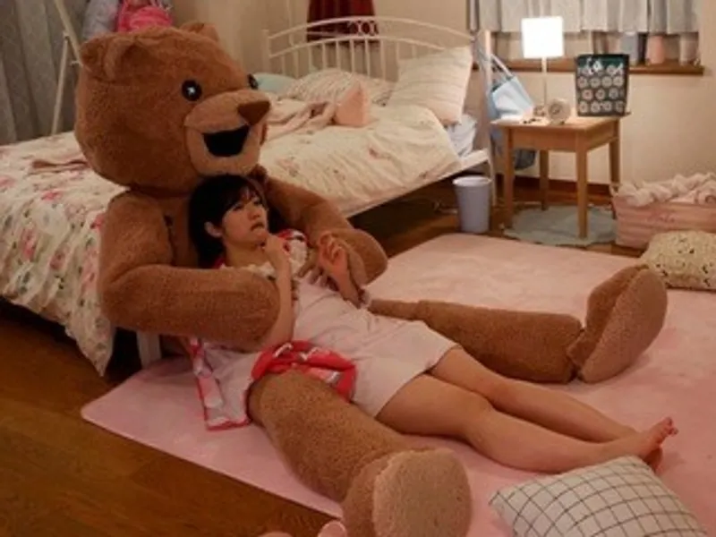 Chú người yêu nhồi bông và em nữ học sinh ngây thơ