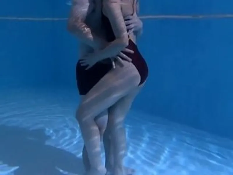 Chồng lạnh nhạt, cô vợ ngoại tình với hlv dạy bơi