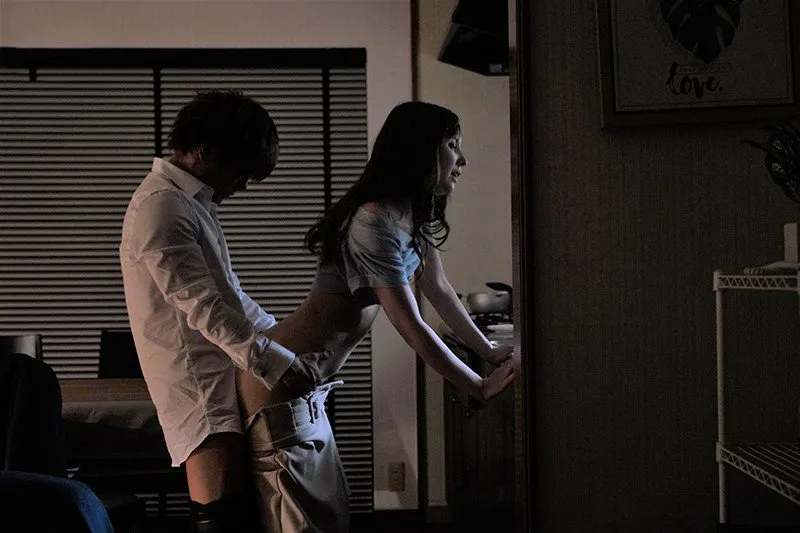 Cấp trên đi công chuyện, cậu nhân viên đến nhà quan hệ vợ ông ấy