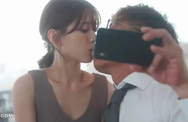 Thấy vợ yêu hơi lạ, ông chồng xem điện thoại cô vợ và thấy cảnh quan hệ với cấp trên của mình