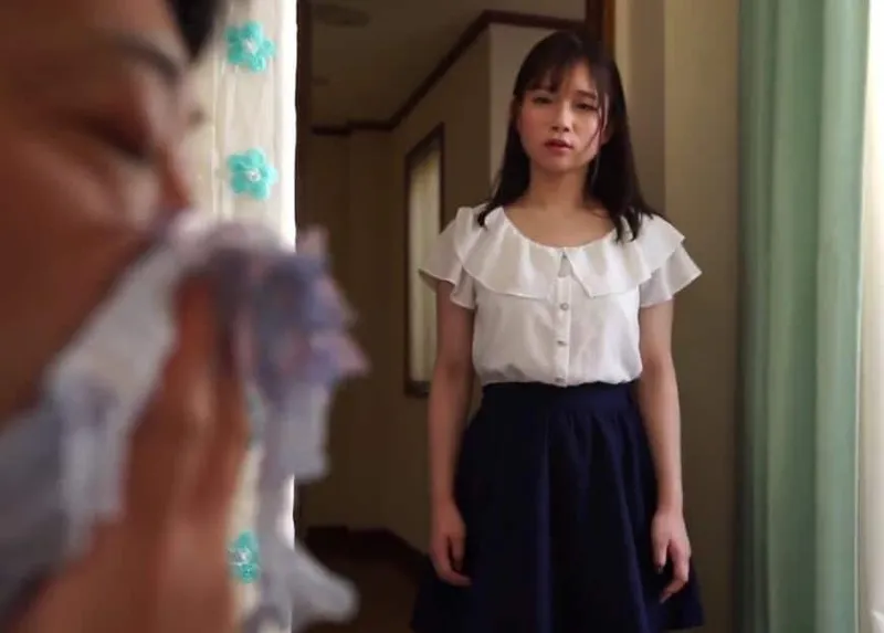 Bé gái phát hiện bố dượng biến thái ngửi đồ lót của mình