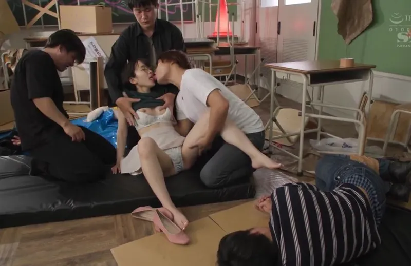 Giúp đỡ cậu bồ bị bắt nạt, nữ học sinh dính vào đám côn đồ biến thái