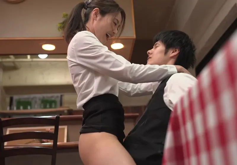 Cậu trai trẻ đụ nữ đồng nghiệp có chồng yêu nhưng anh xã “yếu”