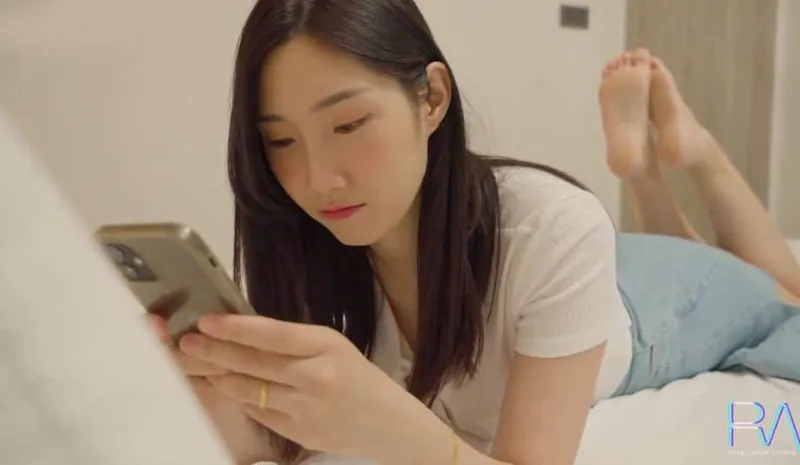 Xinh đẹp nhưng vẫn bị người chồng ngoại tình, vợ yêu buồn tình cho anh giao hàng nện luôn