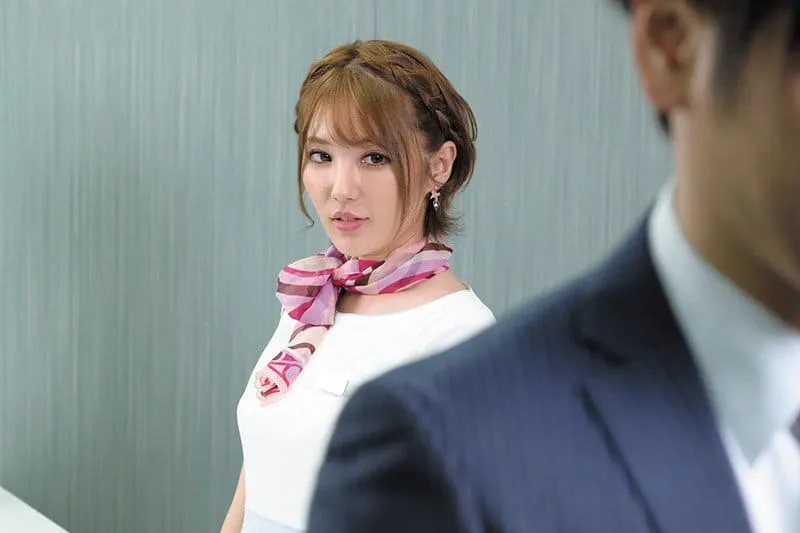 Cô lễ tân gợi cảm sếp: “tiền bối ơi em xoạc em có sướng hơn vợ anh ?”