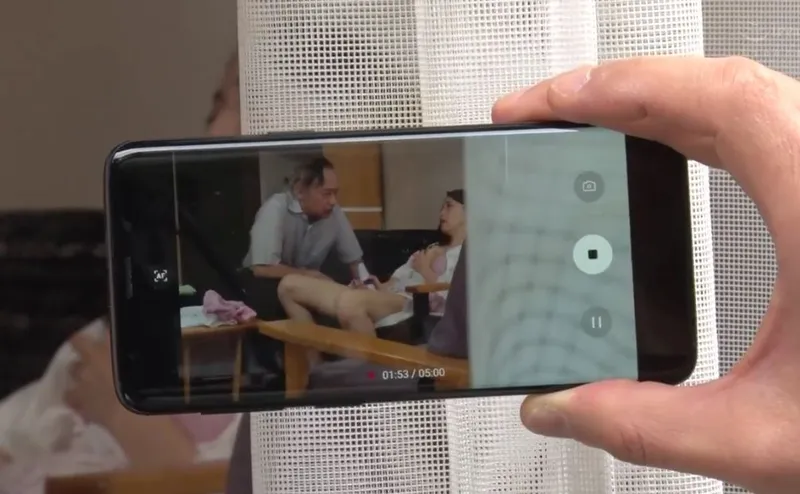 Con dâu gian díu với bố anh xã bị gã cấp trên khu phố phát hiện